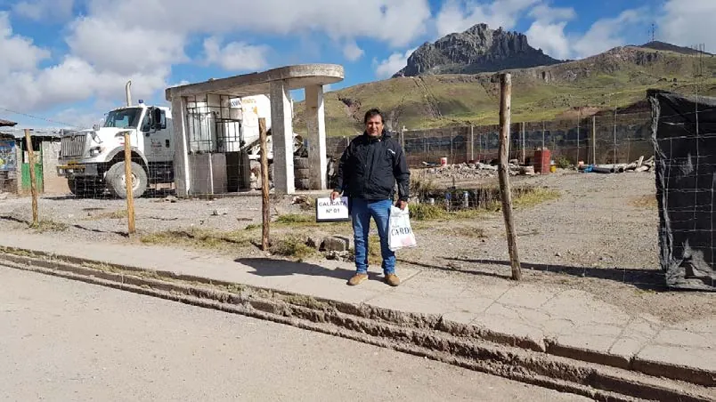 Especialista de RETTIZ en una visita técnica al terreno de un proyecto
