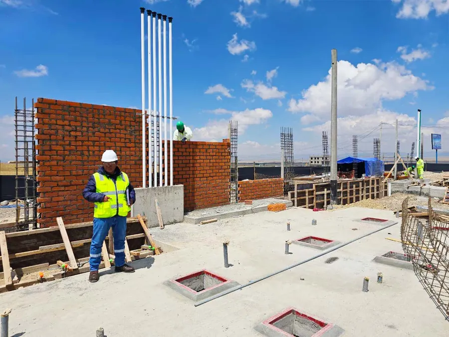 Supervisor en la obra de un establecimiento en construcción